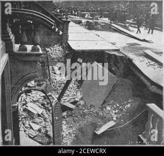 . Scientific American Volume 86 Number 13 (März 1902). Kupferion bewegte sich mit dem elektrischen Strom von außen in die Wand; das negative Ion des Kaliumferrocyanids bewegte sich gegen den Strom und ging von innen in die Wand des Porzellanbechers. Als die beiden Ionen trafen, kombinierten sie und bildeten den gewünschten Niederschlag in die Wände des Aufzupfes. Das Präzipitat bot weit mehr Widerstandstopressure als das, das durch die Methode vonPfeffer abgelagert wurde. Nach langer und mühsamer Arbeit gelang es Prof. Morse, Verbindungen im Apparat zu sichern, die hohen Drücken standhalten würden, und hat o gelöst Stockfoto