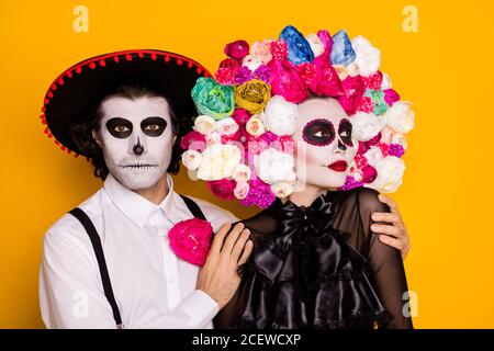 Nahaufnahme Porträt seiner er sie glamourösen Paar umarmt Tragen gruselige Visage Make-up makeover calavera catrina Festival isoliert hell Lebhaft Stockfoto