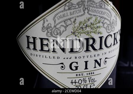 Viersen, Deutschland - 9. Juli. 2020: Nahaufnahme des schottischen hendricks Dry Gin Flakon Label Lettering (Schwerpunkt auf dem ersten Buchstaben H) Stockfoto