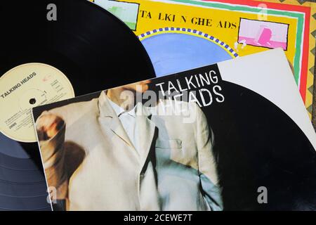 Viersen, Deutschland - 9. Juli. 2020: Nahaufnahme der Talking Heads neuen Wave Vinyl Plattencoverkollektion Stockfoto