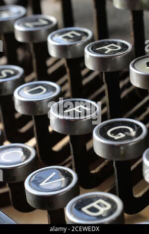 Extreme Nahaufnahme Bild von vintage azerty Schreibmaschinenschlüssel, mit dem Buchstaben F zentriert. Selektiver Fokus. Stockfoto