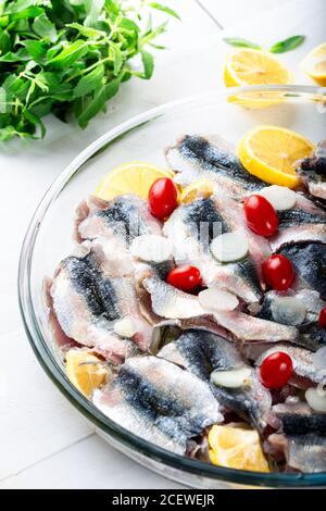 Frische Sardinen. Fisch mit Gemüse. Sardinen vorbereitet, um auf einem Backblech gekocht werden Stockfoto