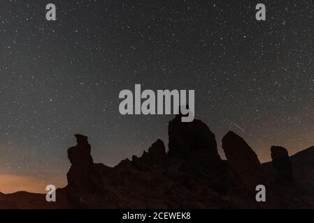 Sternennacht im Teide Nationalpark auf Teneriffa, Spanien mit Silhouette Felsen Stockfoto