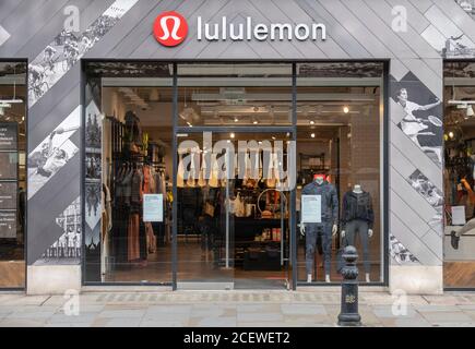 Chelsea, London, Großbritannien. September 2020. Die King’s Road bleibt ruhig, da Touristen und Einkäufer während der Covid-19 fernbleiben. Lululemon Store Front an einem ruhigen Tag. Quelle: Malcolm Park/Alamy Live News. Stockfoto