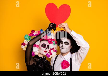 Nahaufnahme Porträt seiner er sie sie schön glamourös zart Liebevolles Paar umarmt aufsteigenden roten Herzen Valentinstag Familie Werte isoliert hell Stockfoto