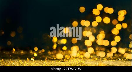 Abstrakte Blur goldenen Glitzer Rand auf schwarzem Hintergrund. Luxuriöses Kartendesign für Neujahr, weihnachten und Hochzeitsfeier. Party Bokeh funkeln confe Stockfoto