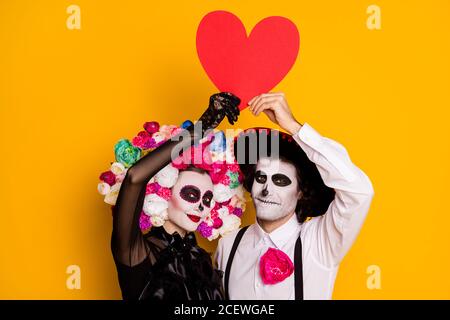 Nahaufnahme Porträt seiner er sie sie schön glamourös zart Sanftes Paar umarmt halten in der Hand aufsteigenden roten Herzen Papier Karte amour Romantik isoliert Stockfoto