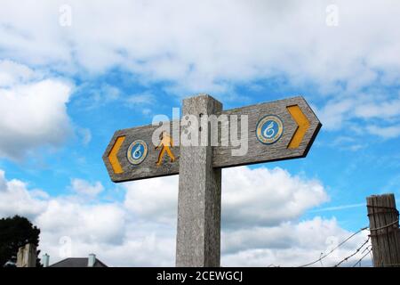 Walisischer Küstenweg Zeichen (Llwybr Arfordir Cymru) an einem bewölkten Tag in Criccieth, Nordwales Stockfoto