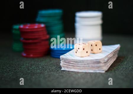 Casino Poker Chips Stapel mit Spielkarten, Würfel auf grünem Filz Hintergrund Stockfoto