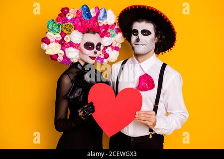 Porträt seiner er sie sie schön glamourös fröhliche Paar Umarmt halten in den Händen rot Papier Karte Amur calavera catrina isoliert hell lebendig Stockfoto