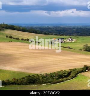 Blick über die Landschaft in Richtung Steyning und Brabber vom South Downs Way, West Sussex, Großbritannien Stockfoto