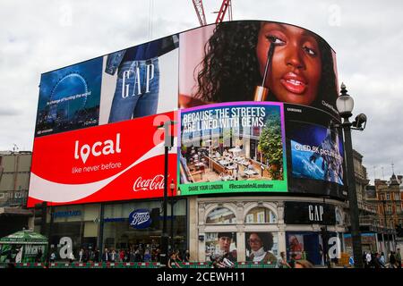 London, Großbritannien. August 2020. Digitale Werbetafeln am Piccadilly Circus, Londons West End. Kredit: Dinendra Haria/SOPA Images/ZUMA Wire/Alamy Live Nachrichten Stockfoto