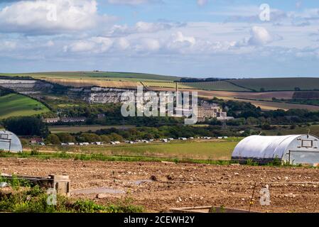 Stillgelegte, verlassene und verfallende Shoreham-Zementwerke und Steinbrüche jenseits einer Schweinehaltung im South Downs National Park, West Sussex, Großbritannien Stockfoto