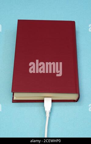 Buchkabel mit usb verbunden Stockfoto