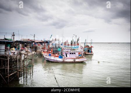 Fischerboote an einem Dock in Bang Saen, in der Nähe von Pattaya Thailand. Stockfoto