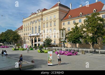 Innenhof im MuseumsQuartier, Wien, Österreich Stockfoto