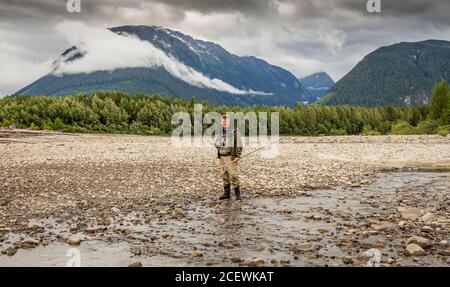 Ein Fliegenfischer auf dem Skeena River am Shames Mountain, in der Nähe von Terrace, in British Columbia, Kanada Stockfoto