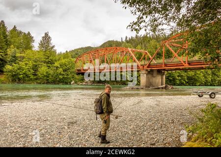 Ein Fischer an der oberen Red Highway Bridge am Kitimat River, British Columbia, Kanada Stockfoto