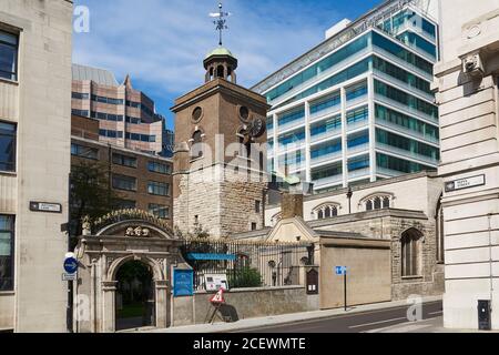 Die historische St. Olave's Kirche in der City of London, UK, von Seething Lane, EC3, mit Büroblöcken im Hintergrund betrachtet Stockfoto