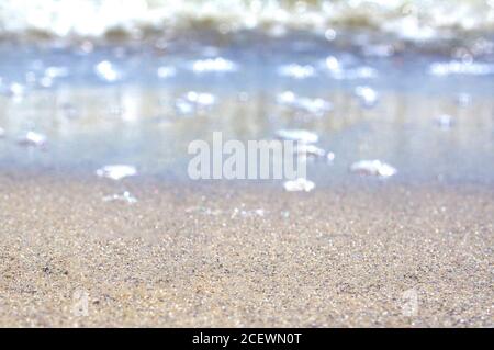 Sommer Strandurlaub Hintergrund mit Sand, Meer, Sonnenlicht und Platz für Text. Stockfoto