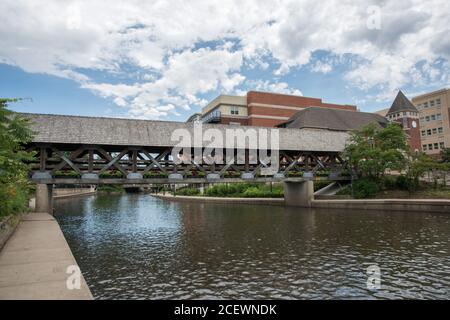 Naperville, Illinois, USA-24. April 2014: Riverwalk-Pfad entlang des DuPage-Flusses mit überdachter Brücke in Naperville, Illinois Stockfoto