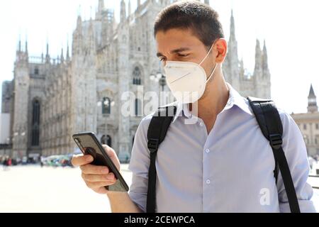 COVID-19 Jugendlicher mit Schutzmaske und Smartphone-App in Mailand, Italien Stockfoto