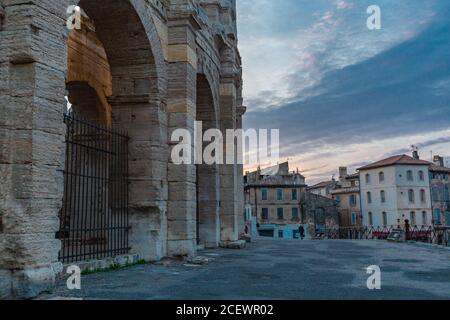 Die Straße Blick auf die römischen Ruinen in Arles, Provence, bei Sonnenuntergang. Stockfoto