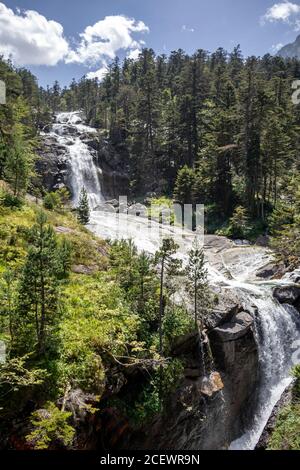 Wasserfall Kaskade in hohen Bergen neben Pont d'Espagne, Naturschutzgebiet in der Nähe von Cauterets, im Marcadau-Tal, Nationalpark der Pyrenäen, Department of Ha Stockfoto