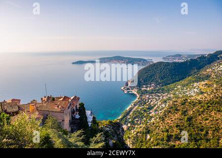 Die Küstenansicht von Eze, einer kleinen Stadt in der Provence, Frankreich. Stockfoto