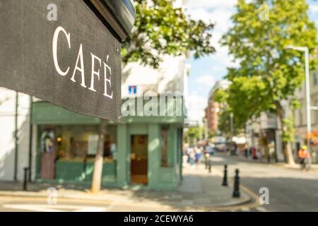 Café-Schild an der britischen Hauptstraße in Chelsea, West London Stockfoto