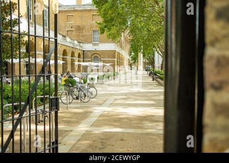 London - August 2020: Saatchi Gallery am Duke of York Square an der Kings Road, Chelsea - London. Stockfoto