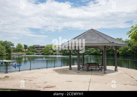 Naperville, Illinois, USA-24. April 2014: Kajakfahren im Flusswalk-Steinbruch mit Unterstand und Aussichtspunkt in Naperville, Illinois Stockfoto