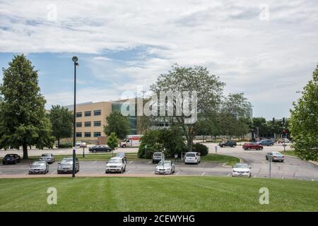 Naperville, Illinois, USA-24. April 2014: Parkplatz, Straßenverkehr mit Licht, und Central High School in Naperville, Illinois Stockfoto