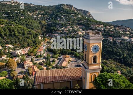 Der Panoramablick auf die Architektur in Eze, einer kleinen Stadt auf der Spitze eines Hügels an der Küste der Provence, Frankreich. Stockfoto
