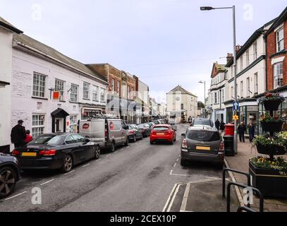 Sidmouth an der englischen Kanalküste in Devon profitiert das ganze Jahr über von Besuchern. Die High Street war im März mit geparkten Autos überzogen. Stockfoto