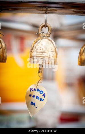 Kleine Glocken an der Spitze des Wat Saket oder Golden Mount Temple in Bangkok Thailand. Stockfoto