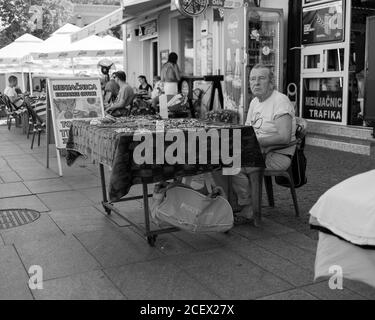 Belgrad, Serbien, 13. August 2020: Straßenhändler für handgemachten Schmuck in der Gospodska Straße in Zemun (s/w) Stockfoto