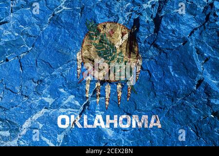 Nationalflagge der USA Staaten von Oklahoma vor einem himmelblauen Hintergrund, in der Mitte ist traditionelles Osage Schild aus Büffelhaut mit sieben Adler Fea Stockfoto