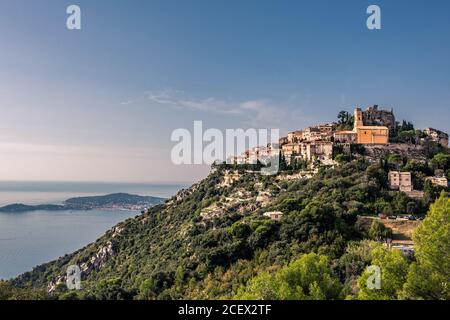 Der Panoramablick auf die Architektur in Eze, einer kleinen Stadt auf der Spitze eines Hügels an der Küste der Provence, Frankreich. Stockfoto