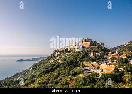 Der Panoramablick auf die Architektur in Eze, einer kleinen Stadt auf der Spitze eines Hügels an der Küste der Provence, Frankreich. Stockfoto