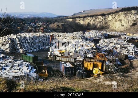 Alte Kühlschränke und Kühlschränke warten auf das Recycling im temporären Lagerort von Greystone Quarry, Southerham Pit bei Lewes, East Sussex, England. 2003 Stockfoto