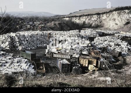 Alte Kühlschränke und Kühlschränke warten auf das Recycling im temporären Lagerort von Greystone Quarry, Southerham Pit bei Lewes, East Sussex, England. 2003 Stockfoto