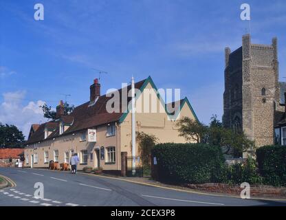 The King's Head Inn and Saint Bartholomew's Church, Orford, Suffolk, England, Großbritannien Stockfoto