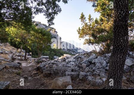 Blick von den antiken Ruinen von Termessos oder Thermessos im Taurusgebirge, Provinz Antalya, Türkei. Termessos Antike Stadt. Stockfoto