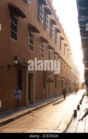 Straßenszene in der Calle Gastelbondo, Cartagena de Indias, Kolumbien. Stockfoto