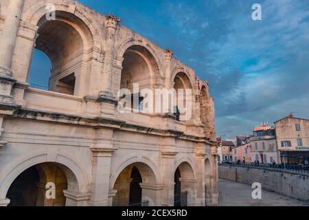 Die Straße Blick auf die römischen Ruinen in Arles, Provence, bei Sonnenuntergang. Stockfoto