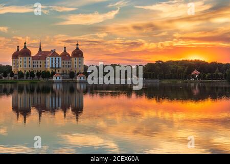 Schloss Moritzburg (Deutsch: Schloss Moritzburg) oder Moritzburg Palace ist ein Barockschloss in Moritzburg, im deutschen Bundesland Sachsen, ca. 13 Kilomet Stockfoto