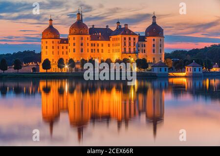 Schloss Moritzburg (Deutsch: Schloss Moritzburg) oder Moritzburg Palace ist ein Barockschloss in Moritzburg, im deutschen Bundesland Sachsen, ca. 13 Kilomet Stockfoto