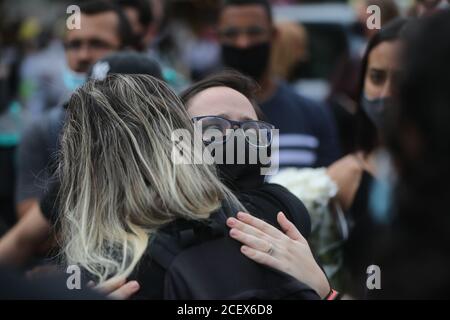 Deliveroo-Fahrer und -Radfahrer halten eine Mahnwache in der O'Connell Street in Dublin für den Brasilianer Deliveroo-Fahrer Thiago Cortes, 28, der starb, nachdem er am Montagabend auf dem North Wall Quay von einem Auto getroffen wurde. Stockfoto