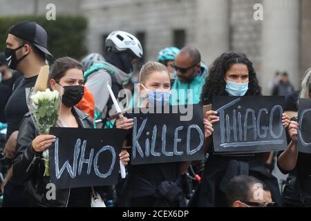 Deliveroo-Fahrer und -Radfahrer halten eine Mahnwache in der O'Connell Street in Dublin für den Brasilianer Deliveroo-Fahrer Thiago Cortes, 28, der starb, nachdem er am Montagabend auf dem North Wall Quay von einem Auto getroffen wurde. Stockfoto